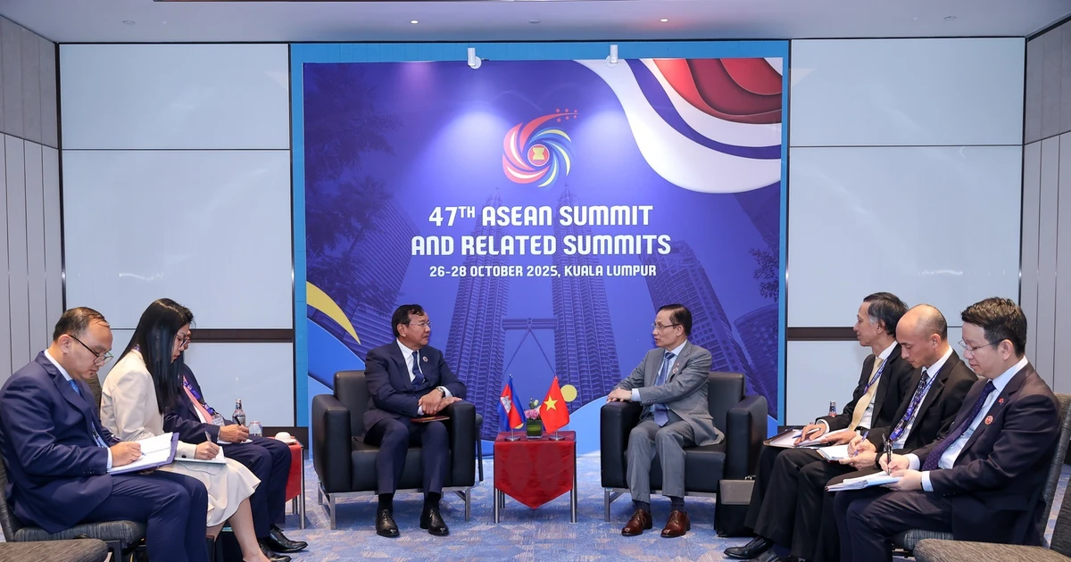The meeting between Minister of Foreign Affairs Le Hoai Trung and Cambodian Deputy Prime Minister and Minister of Foreign Affairs and International Cooperation Prak Sokhonn in Kuala Lumpur on October 27 (Photo: VNA)