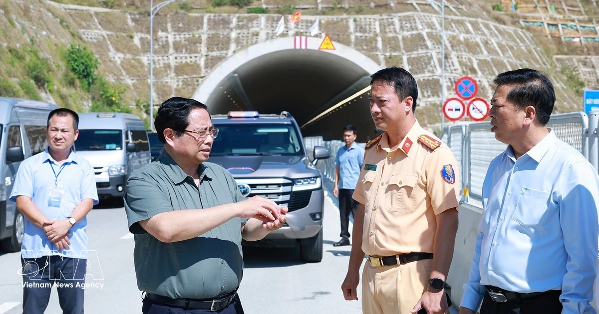 PM inspects key transport projects in central region