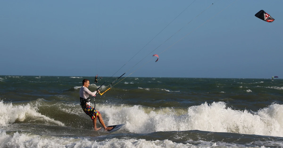 International tourists kite surfing on Mui Ne beach (Photo: VNA)