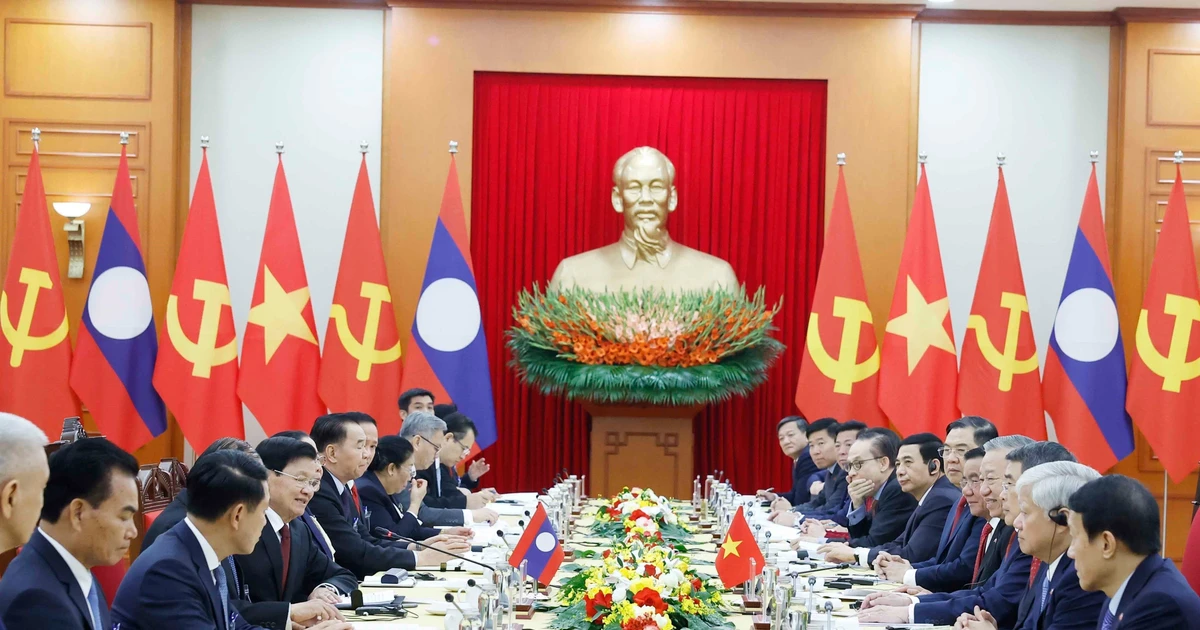 Top Vietnamese, Lao leaders hold talks in Hanoi