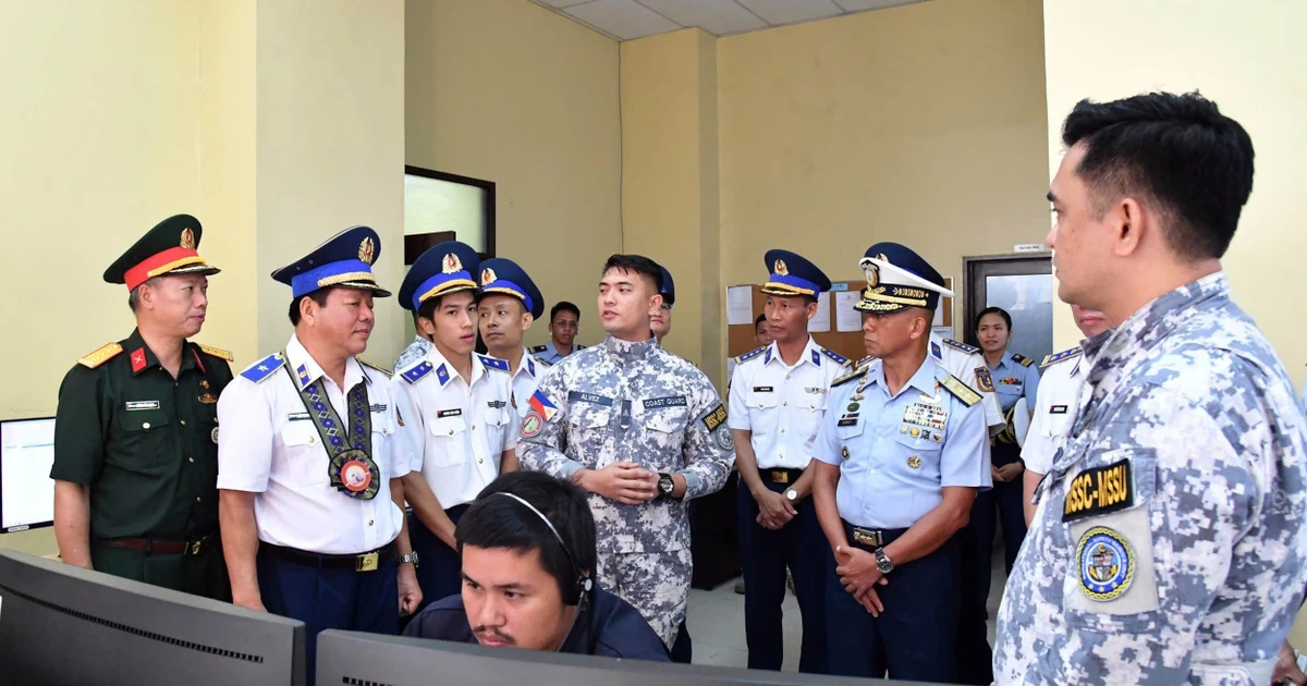 The Vietnam Coast Guard delegation visits the Maritime Operations Centre of the Coast Guard District Central Visayas in Cebu, the Philippines. (Photo: VNA)