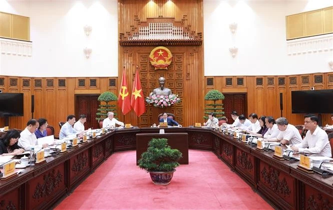 Prime Minister Pham Minh Chinh chairs the meeting of the Government’s Steering Committee for reviewing Resolution No. 18-NQ/TW on the restructuring of public service units under ministries, sectors, and localities on October 6. (Photo: VNA)