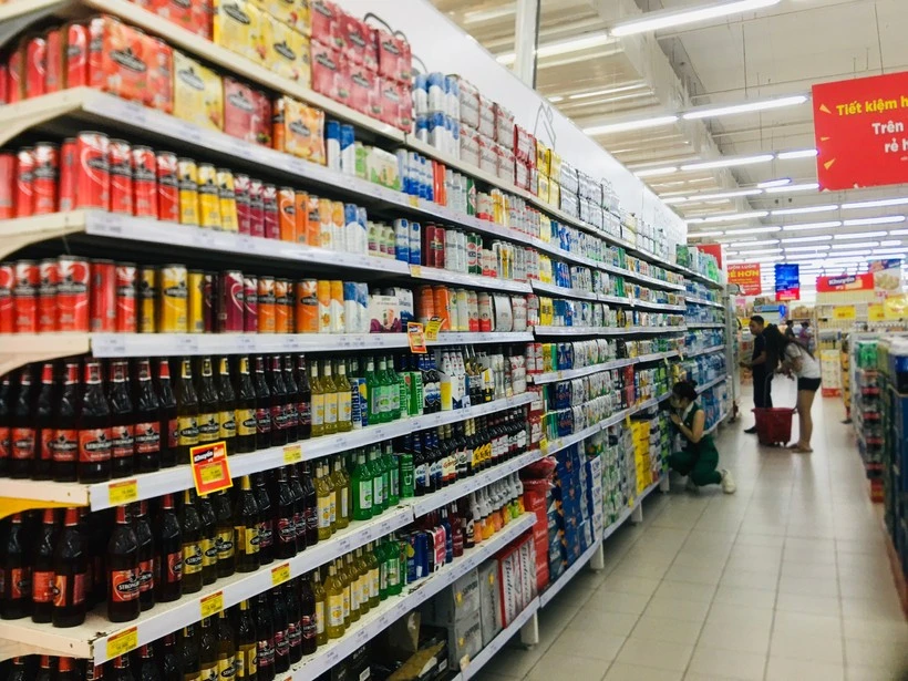 Total retail sales of goods and consumer service revenue are estimated at 598.7 trillion VND in September. (Photo: VNA)