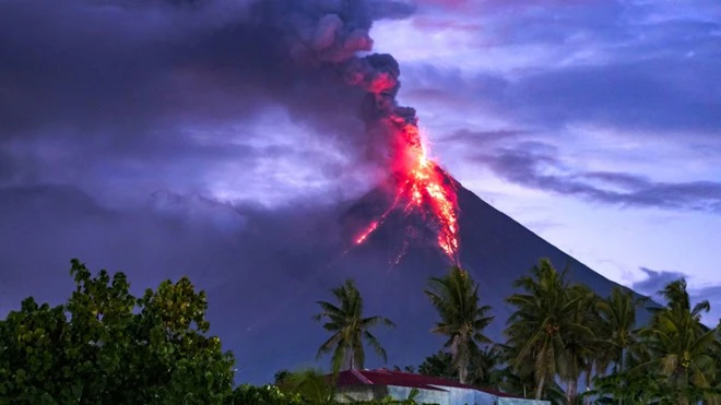 Philippines: Over 60,000 people evacuate due to Mayon volcano's eruption |  Vietnam+ (VietnamPlus)