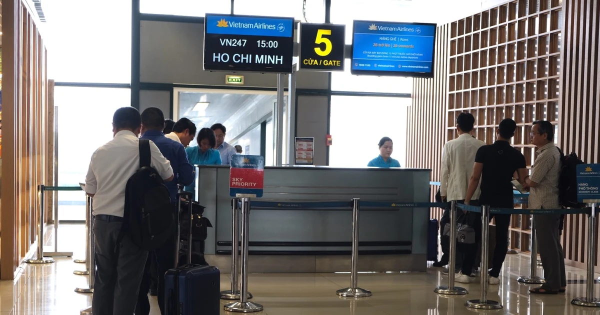 Vietnam Airlines notifies passengers of departure gates via messages at ...