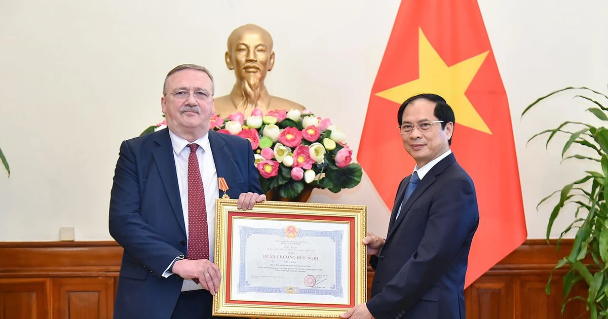 Hungarian ambassador to Vietnam honoured with Friendship Order Hungarian ambassador to Vietnam honoured with Friendship Order