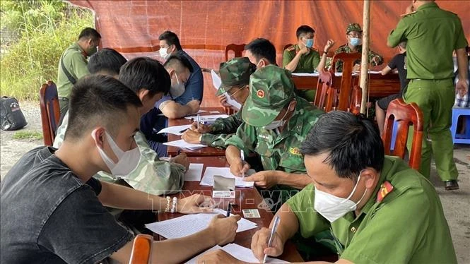 Many Vietnamese workers returning from Cambodia via Moc Bai Border Gate