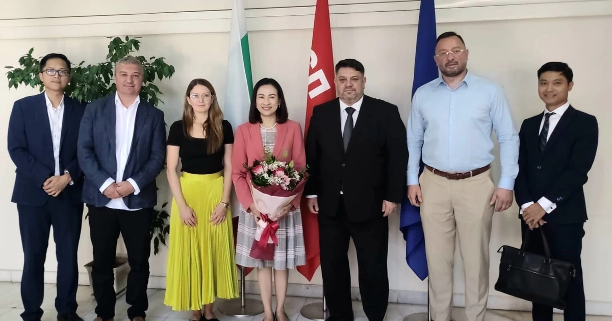 From left: Vietnamese Ambassador to Bulgaria Nguyen Thi Minh Nguyet (4th), Chairman of the Bulgarian Socialist Party and Deputy Prime Minister of Bulgaria Atanas Zafirov (5th), and other delegates at the meeting (Photo: VNA)