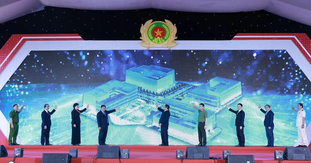 Prime Minister Pham Minh Chinh (fifth from right) and officials launch National Data Centre No. 1 and the national database system based at this centre on August 18. (Photo: VNA)