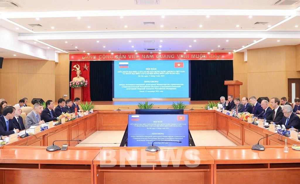 Minister of Construction Tran Hong Minh holds talks with Aide to the President of Russia and Chairman of the Maritime Board Nikolai Platonovich Patrushev in Ha Noi. (Photo: VNA)