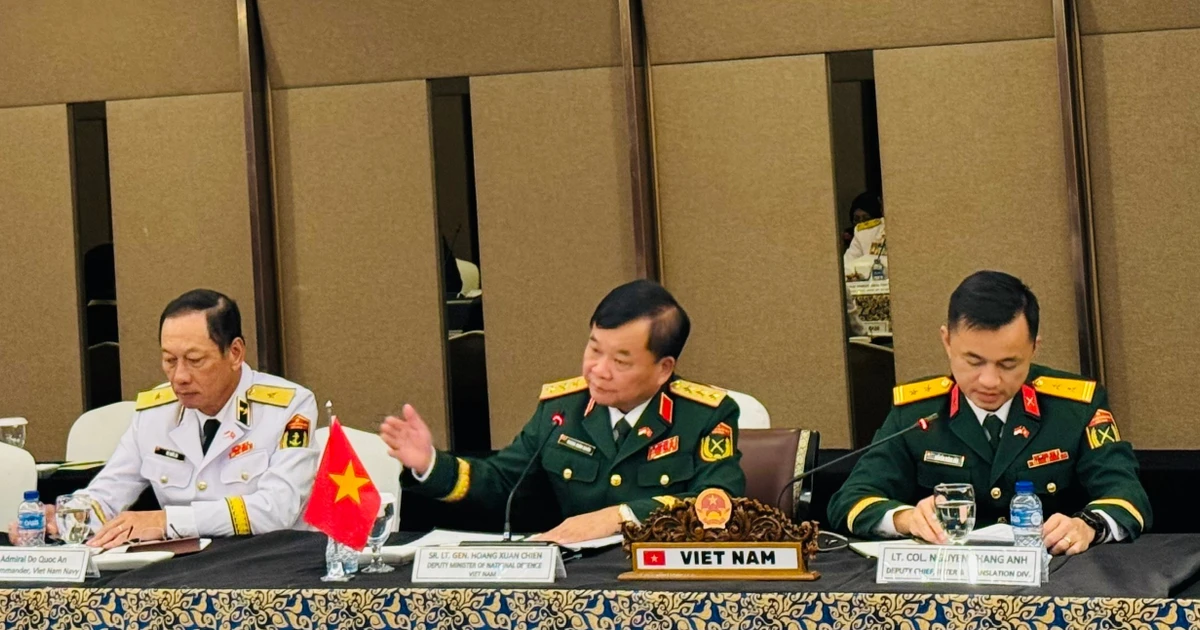 Sen. Lieut. Gen. Hoang Xuan Chien, Deputy Minister of National Defence of Viet Nam (centre), speaks at the 4th Viet Nam-Indonesia defence policy dialogue in Jakarta (Photo: VNA)