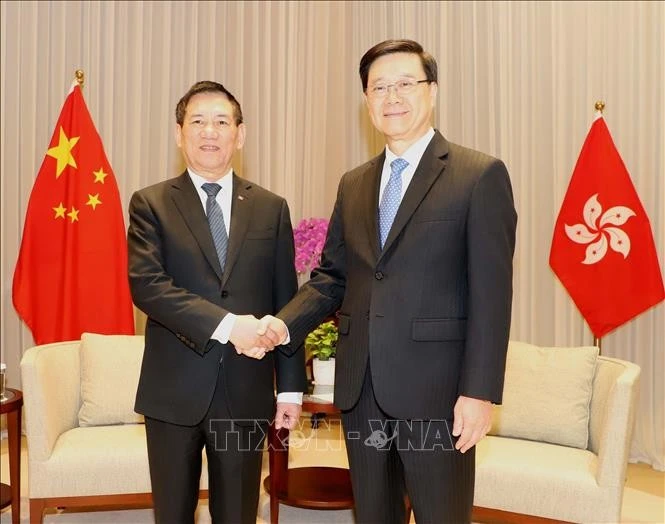 Deputy Prime Minister Ho Duc Phoc (left) and Chief Executive of the Hong Kong Special Administrative Region (HKSAR) John Lee Ka-chiu at their meeting on December 19 (Photo: VNA)