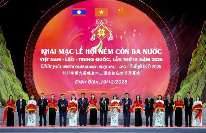 Con throwing festival highlights cross-border solidarity, culture