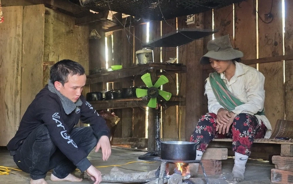A Nhanh (left), a resident of Dak Na commune in Tu Mo Rong district, former Kon Tum province, was rescued after being lured to Cambodia by the false promise of an easy work with high pay. (Photo: VNA)