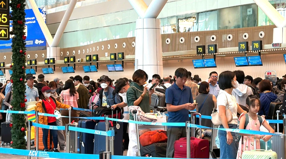 Tan Son Nhat airport sets record on fourth day of Lunar New Year