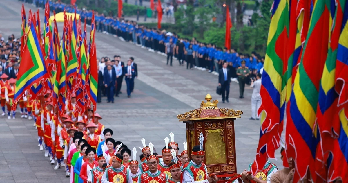 Weekly Highlights: Vietnamese nationwide pay tribute to ancestors on Hung Kings’ Commemoration Day