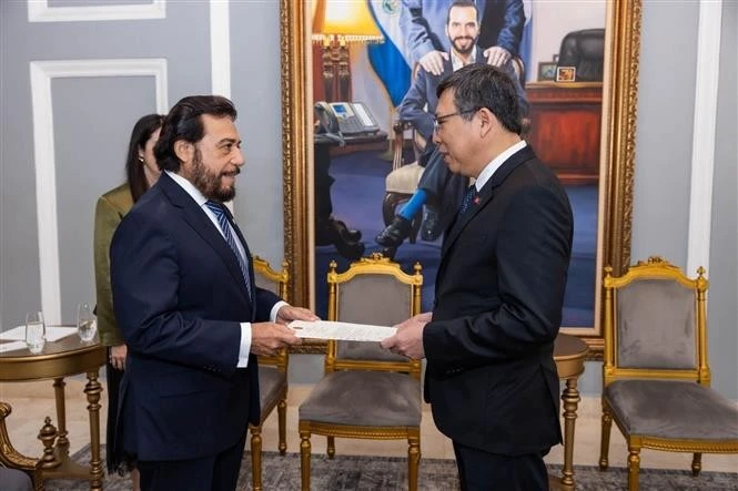 Vietnamese Ambassador to Mexico and El Salvador Nguyen Van Hai presents the letter of credentials to Vice President of El Salvador Felix Ulloa. (Photo: Office of the President of El Salvador)