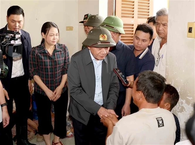 Politburo member and permanent member of the Party Central Committee’s Secretariat Tran Cam Tu meets with people in flood-hit Dien Dien commune, Khanh Hoa province. (Photo: VNA)