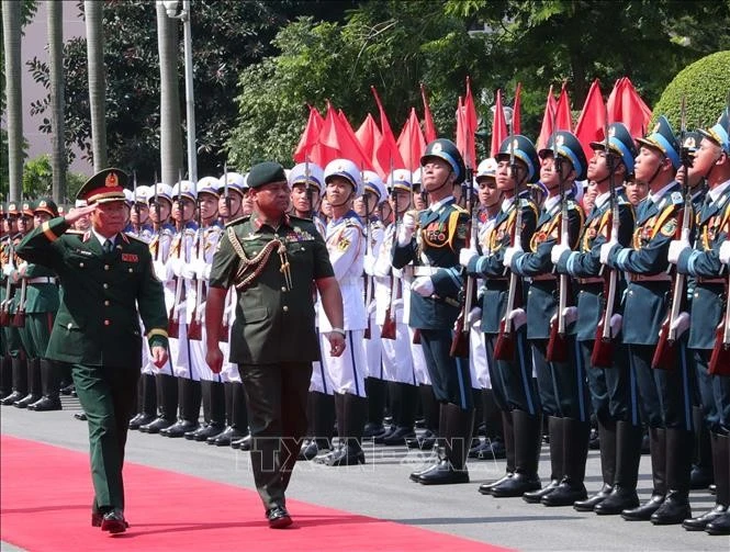 General Nguyen Tan Cuong, Chief of the General Staff of the Vietnam People’s Army (VPA) and Deputy Minister of National Defence, and Major General Dato Paduka Seri Faji Muhammad Haszaimi Bin Bol Hassan, Commander of the Royal Brunei Armed Forces, review the Guard of Honour of the Viet Nam People’s Army on September 17. (Photo: VNA)