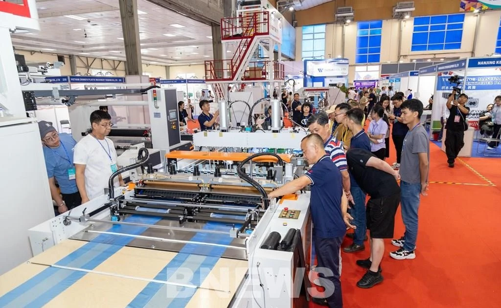 Visitors at the 23rd International Exhibition on Machinery and Equipment for the Plastics and Rubber Industry - VietnamPlas 2025 (Photo: VNA)