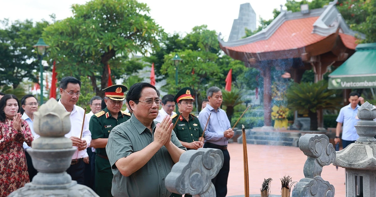 Prime Minister Pham Minh Chinh offers incense and flowers at the Temple of President Ho Chi Minh and fallen heroes in Dong Hoi ward. (Photo: VNA)