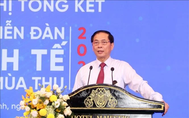 Deputy Prime Minister Bui Thanh Son speaks at the conference reviewing the 2025 Autumn Economic Forum hosted by the Ho Chi Minh City People’s Committee on December 31. (Photo: VNA)