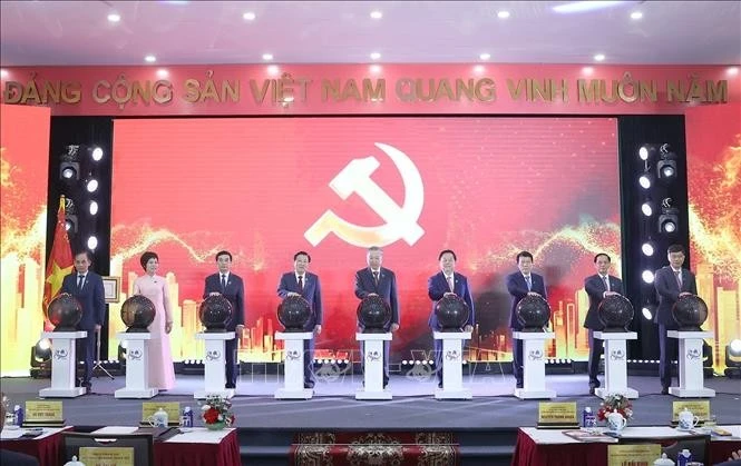 Party General Secretary To Lam (middle) and delegates launch the website dedicated to the 14th National Party Congress at https://daihoidang.vn. (Photo: VNA)