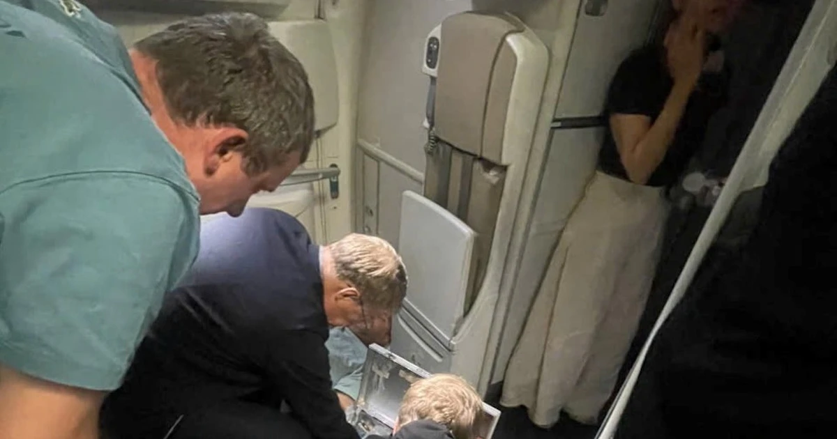 Russian medical team aids passenger during Vietnam Airlines flight