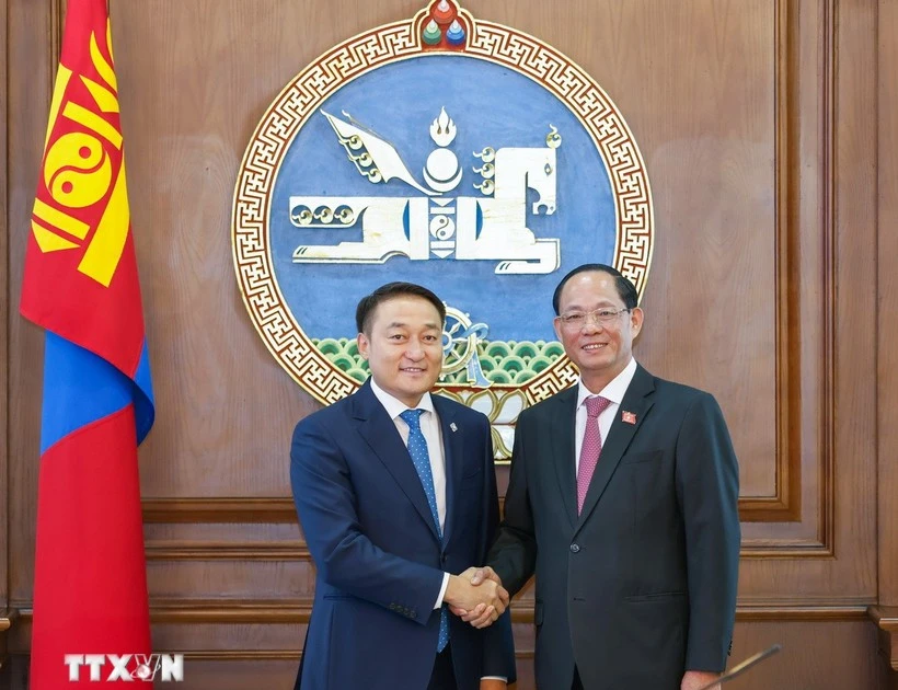 National Assembly (NA) Vice Chairman Sen. Lieut. Gen. Tran Quang Phuong (right) and Chairman of the State Great Khural of Mongolia Dashzegve Amarbayasgalan (Photo: VNA) 