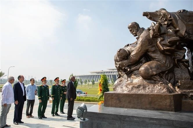 Cuban NA President tours Vietnam Military History Museum. (Photo: VNA)