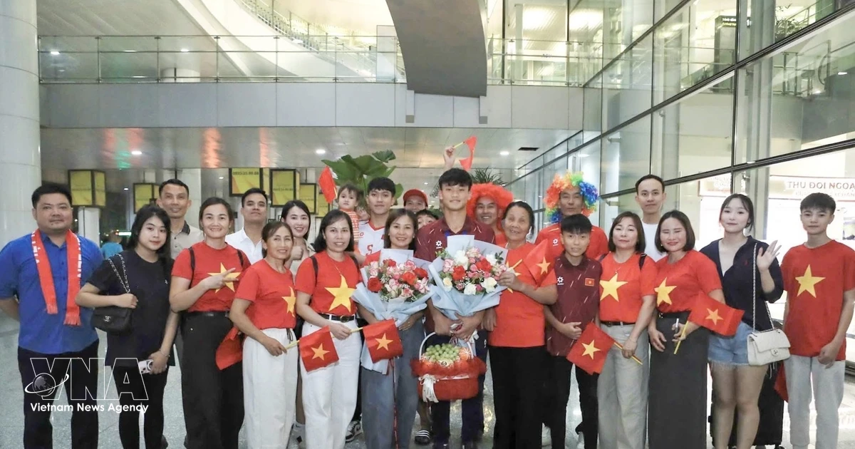 Vietnam U17 team returns home after ASEAN championship triumph