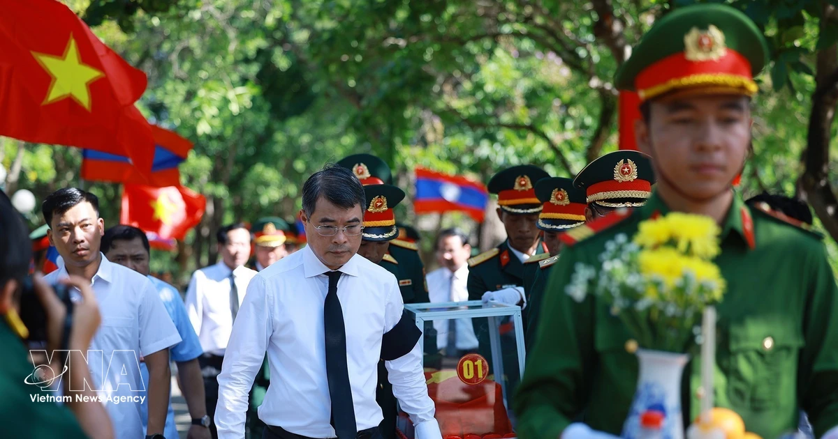 PM attends burial of Vietnamese soldiers, experts in Laos