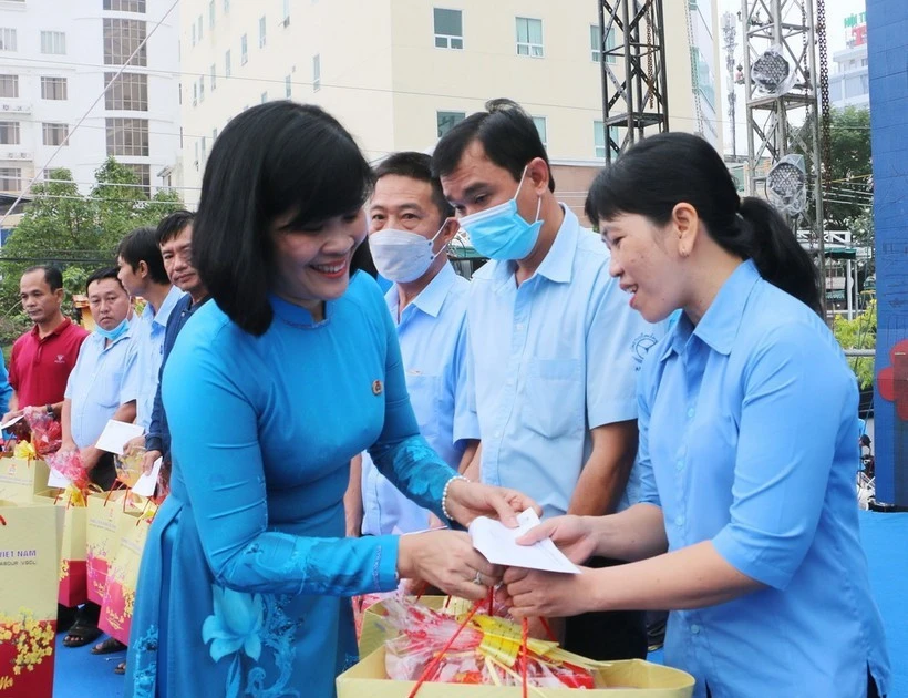 Tet gifts are presented to workers facing hardship ahead of the Lunar New Year (Photo: VNA)