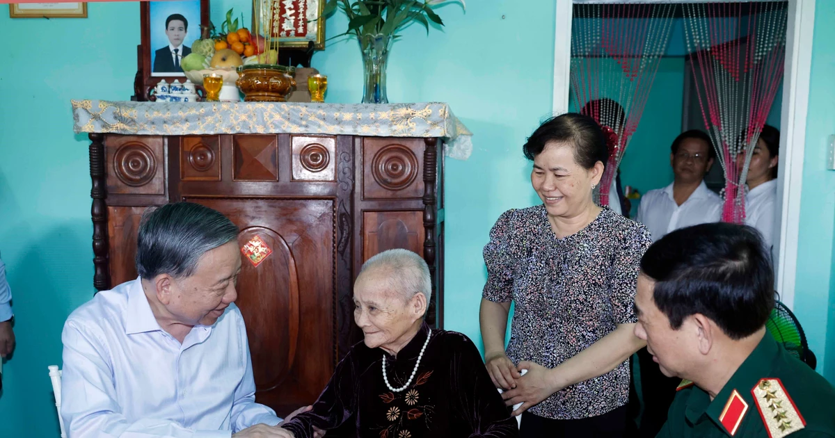 Party General Secretary and State President visits former leaders, Heroic Vietnamese Mother