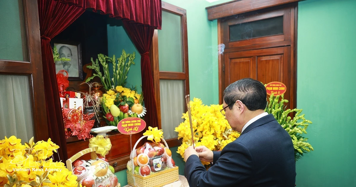 PM pays tribute to President Ho Chi Minh at House 67
