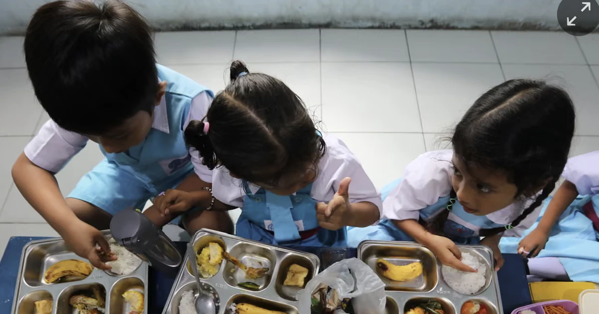 Indonesia: Dozens of students hospitalised after free school meal