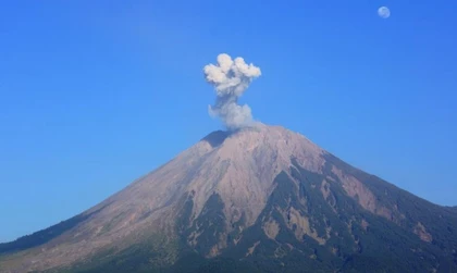 Indonesia raises alert as Mount Semeru erupts repeatedly