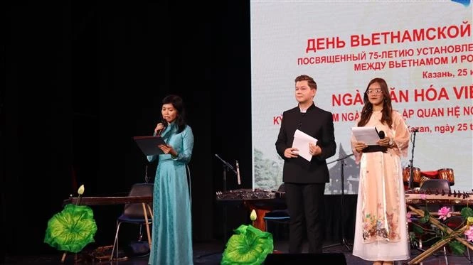 Consul General Nguyen Mai Huong speaks at the event. (Photo: VNA) 