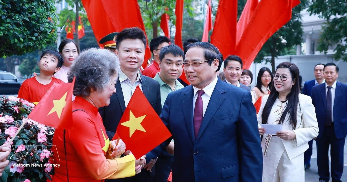 Prime Minister Pham Minh Chinh casts ballot in Tay Ho ward, Hanoi