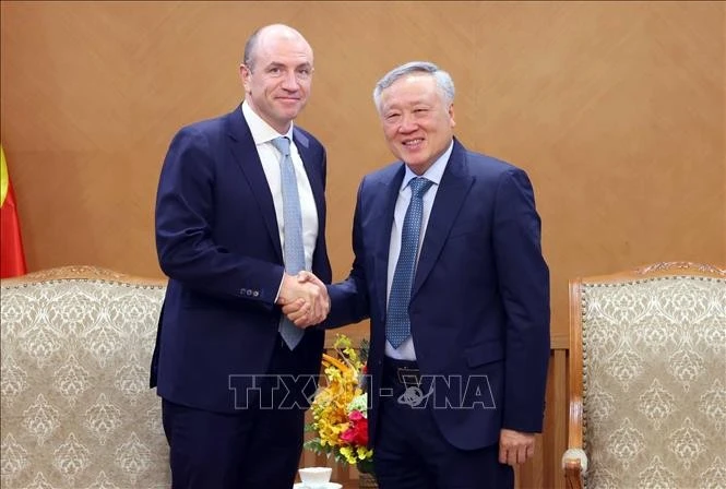Permanent Deputy Prime Minister Nguyen Hoa Binh (R) receives Richard Sell, CEO of Haeco (Photo: VNA)