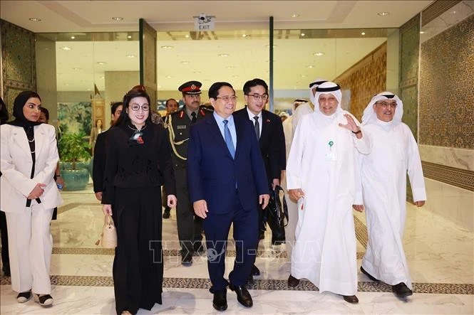Acting Director General of the Kuwait Fund for Arab Economic Development Waleed S. Al-Bahar (second, right) welcomes Prime Minister Pham Minh Chinh and his spouse (Photo: VNA)