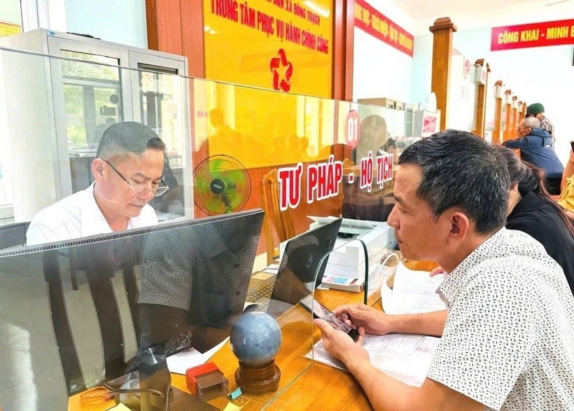 A civil servant processes administrative procedures for local residents at the Public Administrative Service Centre of Dong Trach commune in Quang Tri province. (Photo: VNA)