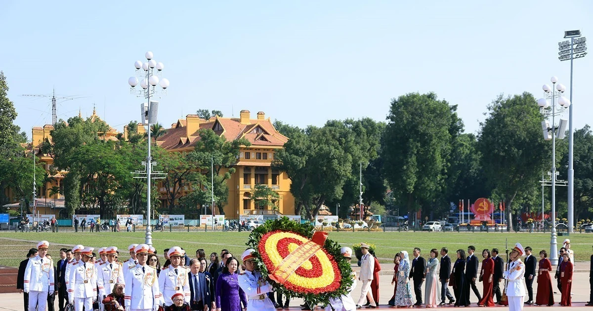 Delegates to patriotic emulation congress pay tribute to President Ho Chi Minh