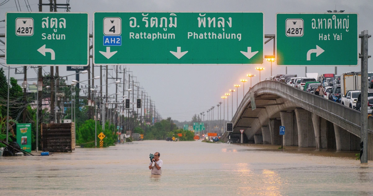 A road is flooded following heavy rains in Songkhla province of Thailand. (Photo: Xinhua/VNA)