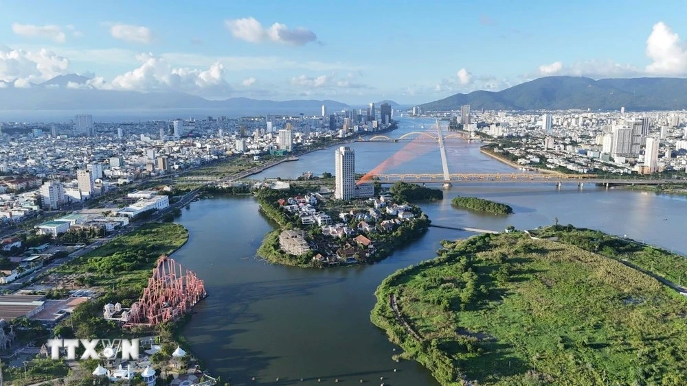 An aerial view of the Han River in Da Nang city (Photo: VNA)