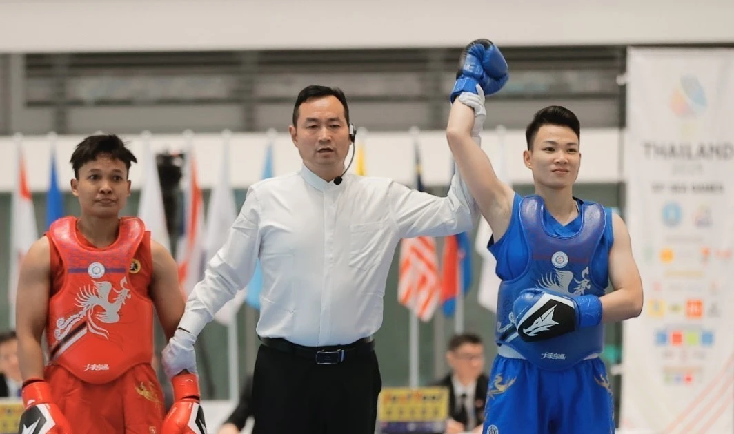 Wushu athlete Nguyen Thi Thu Thuy (blue) wins the gold medal in the women’s 60kg sanda final on December 15. (Photo: VNA)