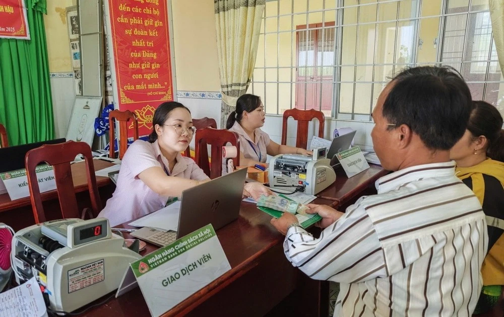 A man receives preferential loan from the Viet Nam Bank for Social Policies. (Illustrative photo: VNA)