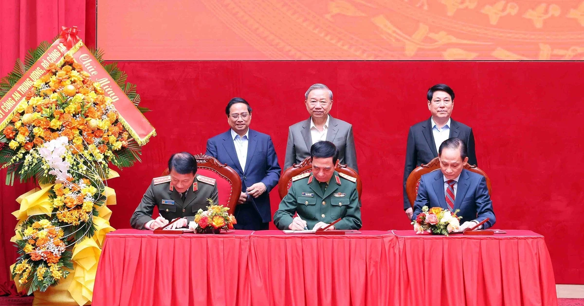 Party General Secretary To Lam, State President Luong Cuong, and Prime Minister Pham Minh Chinh witness the signing of the new regulations on coordination between the Ministries of Public Security, National Defence, and Foreign Affairs on December 6. (Photo: VNA)