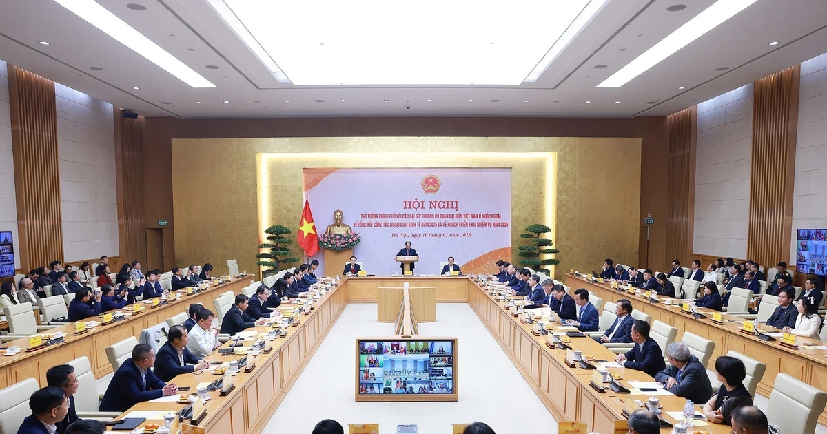 Prime Minister Pham Minh Chinh chairs an online conference to review economic diplomacy in 2025 and outline tasks for 2026 on January 10. (Photo: VNA)