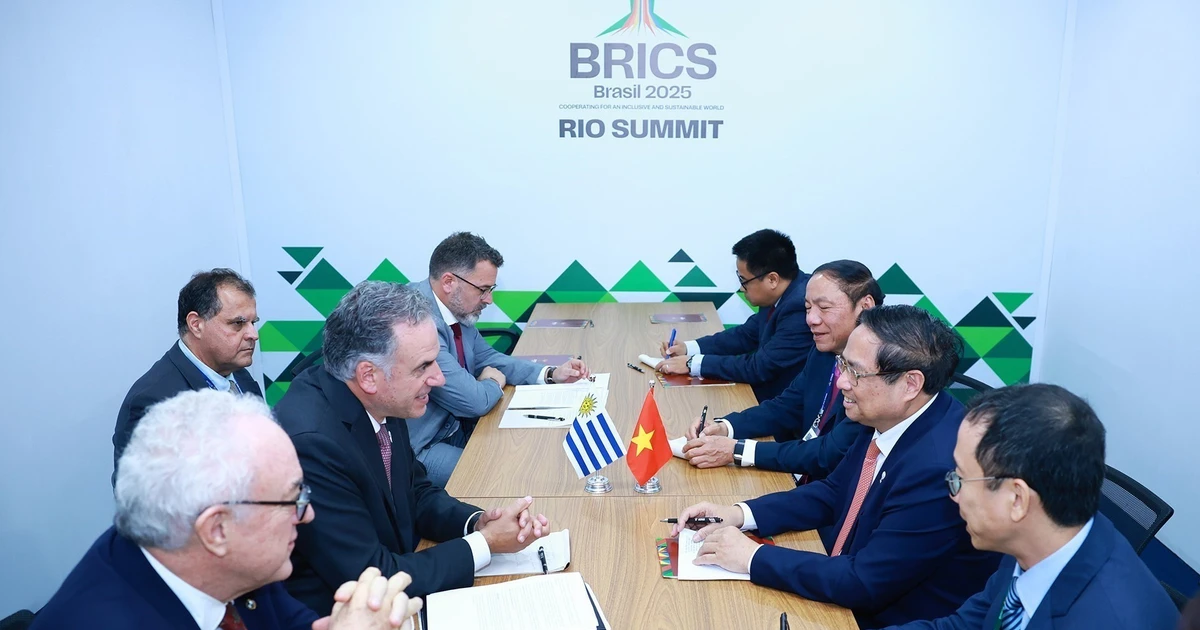 Prime Minister Pham Minh Chinh meets with Uruguayan President Yamandú Orsi on the sidelines of the expanded BRICS Summit on July 7, 2025. (Photo: VNA)
